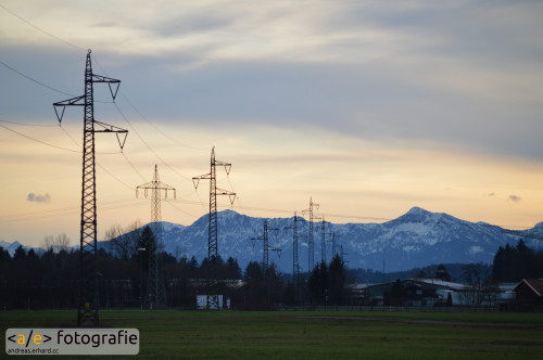 Hochspannungstrasse vor den Alpen